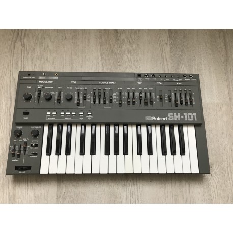 ROLAND - SH 101